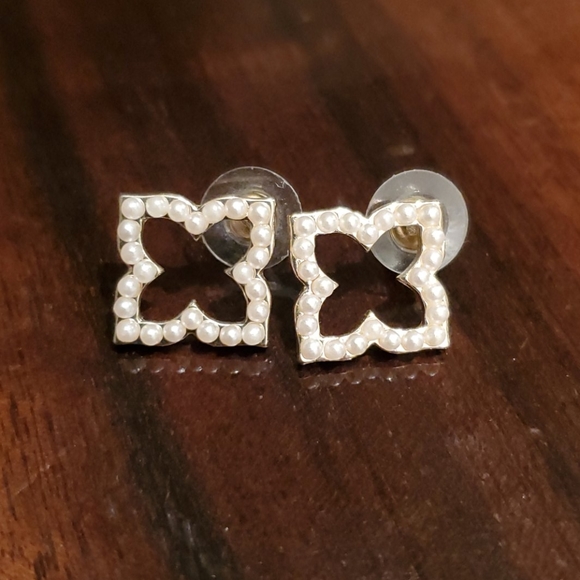 Marleylilly Jewelry - Marleylilly pearl clover stud earrings
